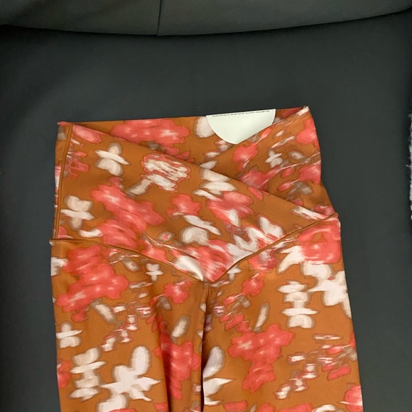 NWT. Offline Capris Leggings. Size 7/8. - Picture 2 of 7